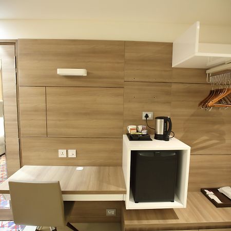 Holiday Inn Gurugram Sector 90 By Ihg Gurgáon Kültér fotó A room at the hotel