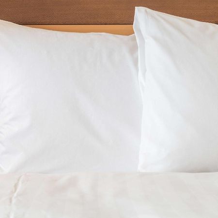 Holiday Inn Gurugram Sector 90 By Ihg Gurgáon Kültér fotó Two pillows on a bed