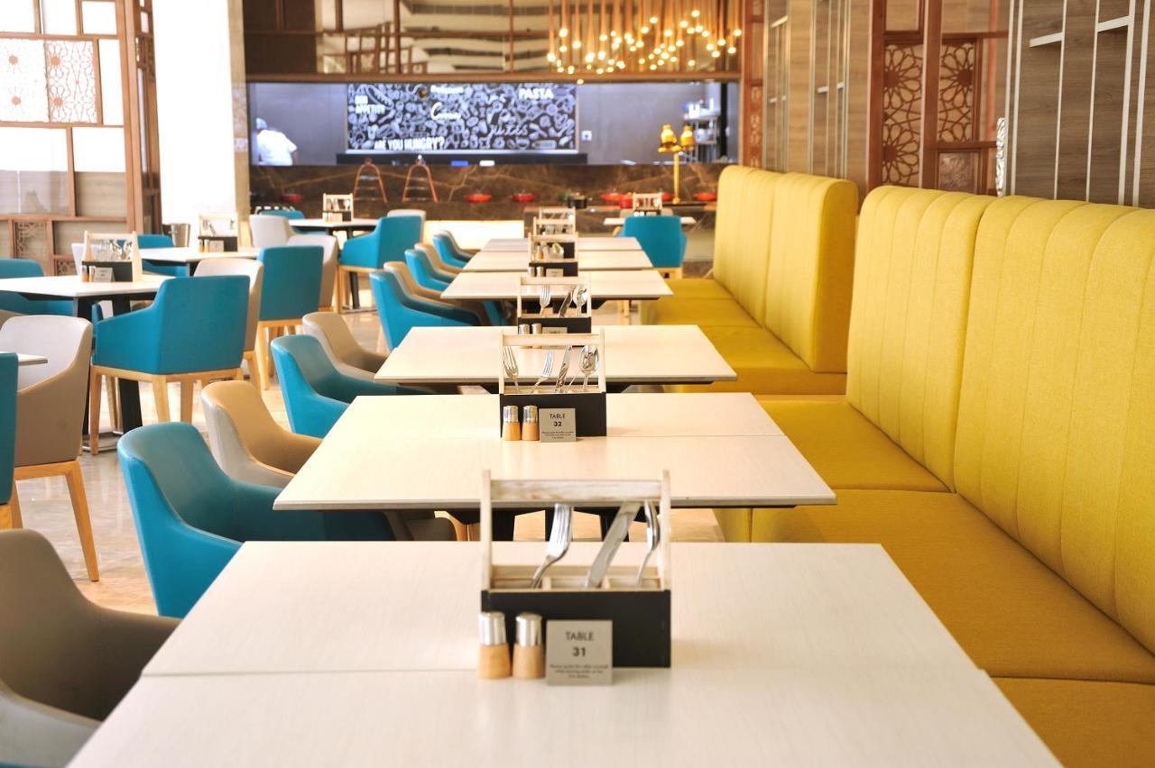 Holiday Inn Gurugram Sector 90 By Ihg Gurgáon Kültér fotó The interior of the restaurant