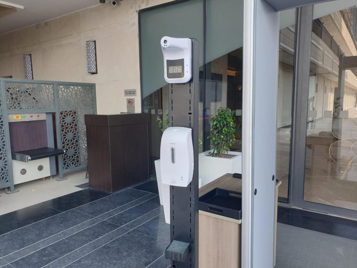 Holiday Inn Gurugram Sector 90 By Ihg Gurgáon Kültér fotó A temperature measuring device at the entrance of a hospital in Wuhan, China