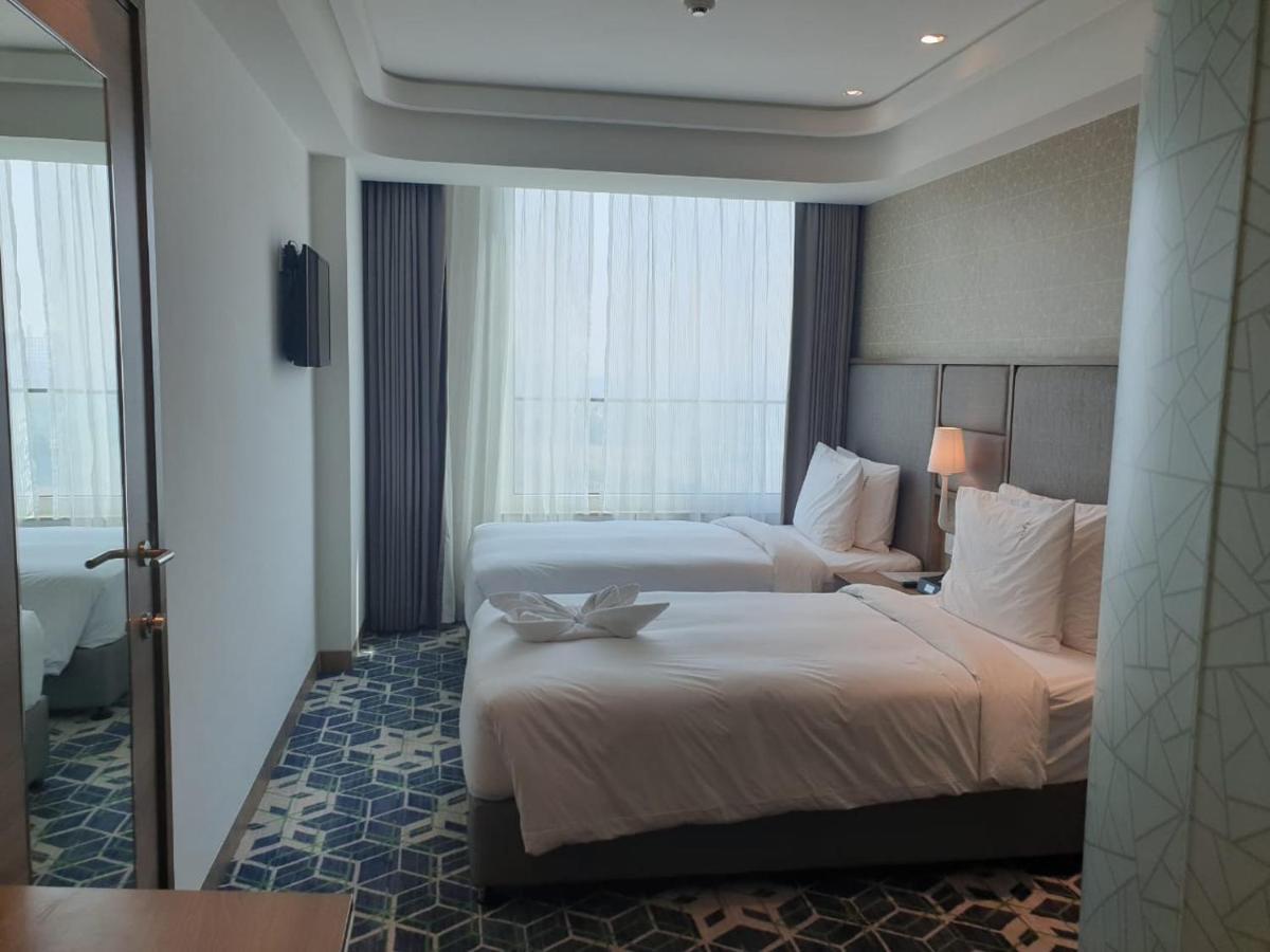 Holiday Inn Gurugram Sector 90 By Ihg Gurgáon Kültér fotó A room at the hotel