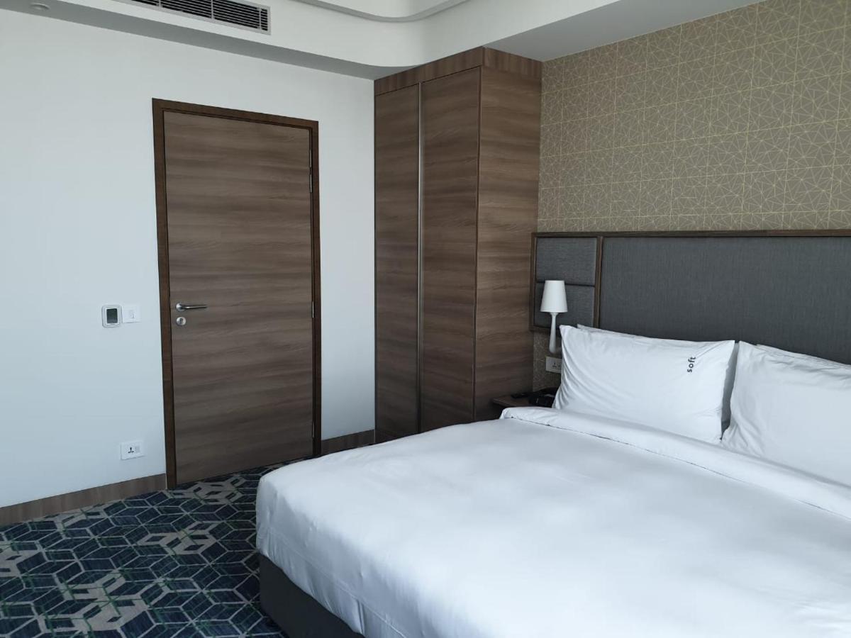 Holiday Inn Gurugram Sector 90 By Ihg Gurgáon Kültér fotó A bedroom at the hotel