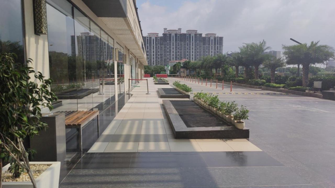 Holiday Inn Gurugram Sector 90 By Ihg Gurgáon Kültér fotó The clubhouse at the campus