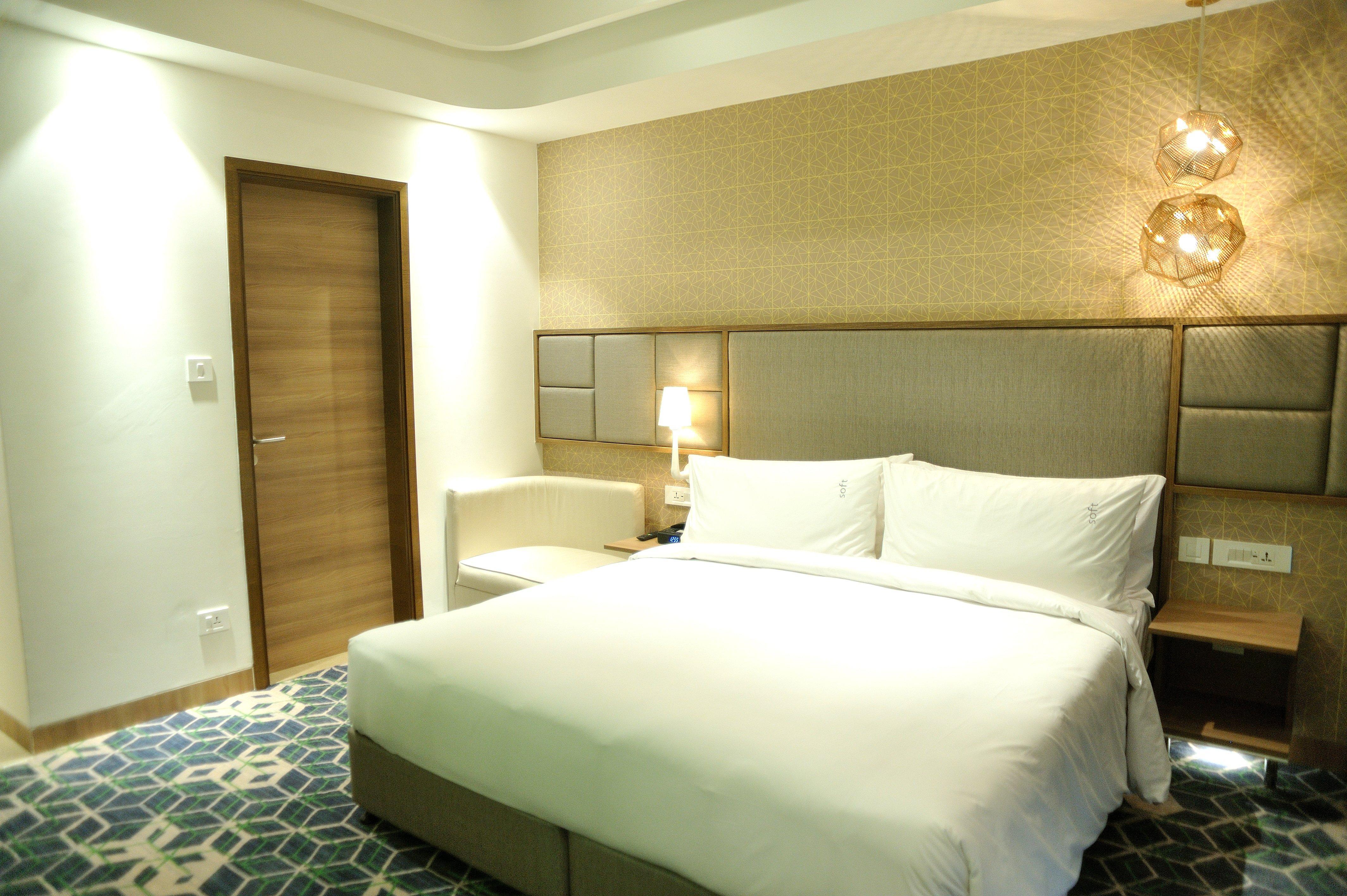 Holiday Inn Gurugram Sector 90 By Ihg Gurgáon Kültér fotó A bedroom at the hotel