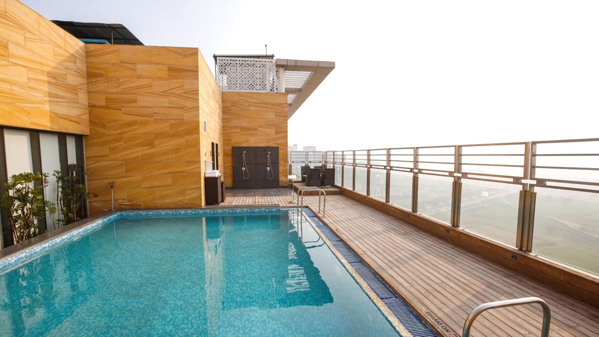 Holiday Inn Gurugram Sector 90 By Ihg Gurgáon Kültér fotó Rooftop pool at the Taj Bengal