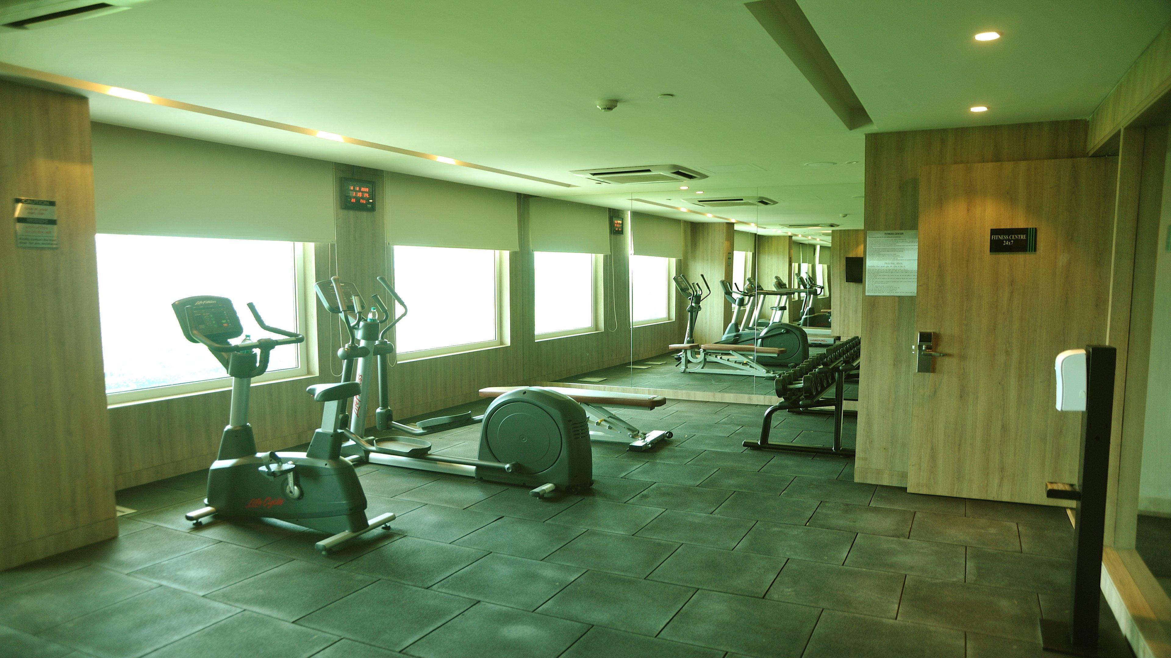 Holiday Inn Gurugram Sector 90 By Ihg Gurgáon Kültér fotó The gym at the hotel