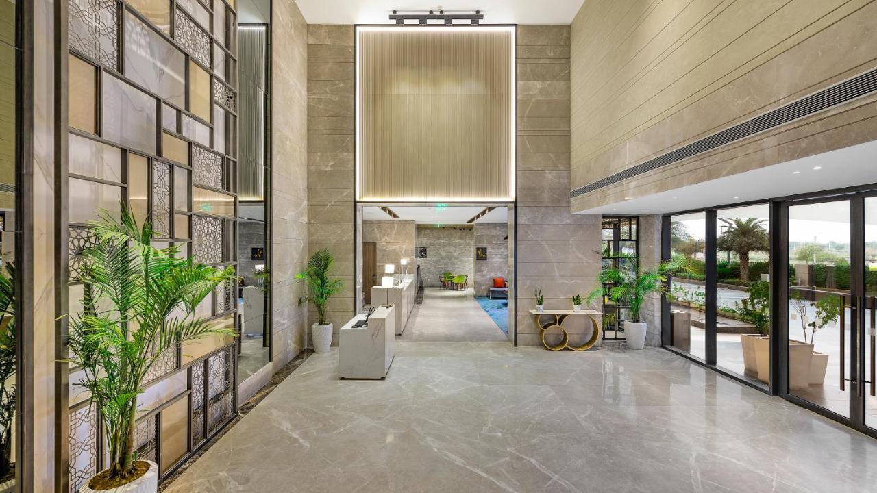 Holiday Inn Gurugram Sector 90 By Ihg Gurgáon Kültér fotó The lobby of the hotel