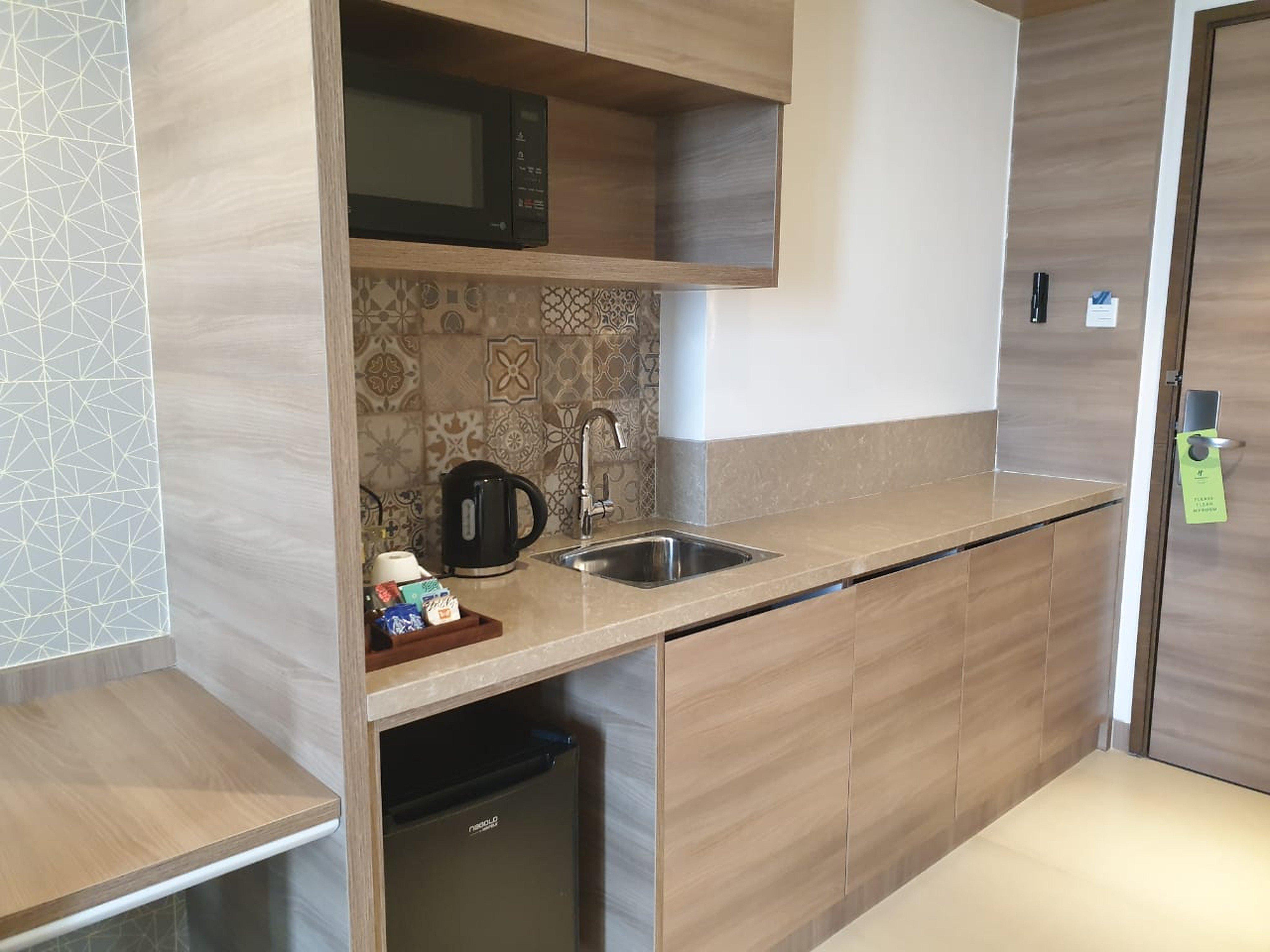 Holiday Inn Gurugram Sector 90 By Ihg Gurgáon Kültér fotó A kitchenette in a hotel room