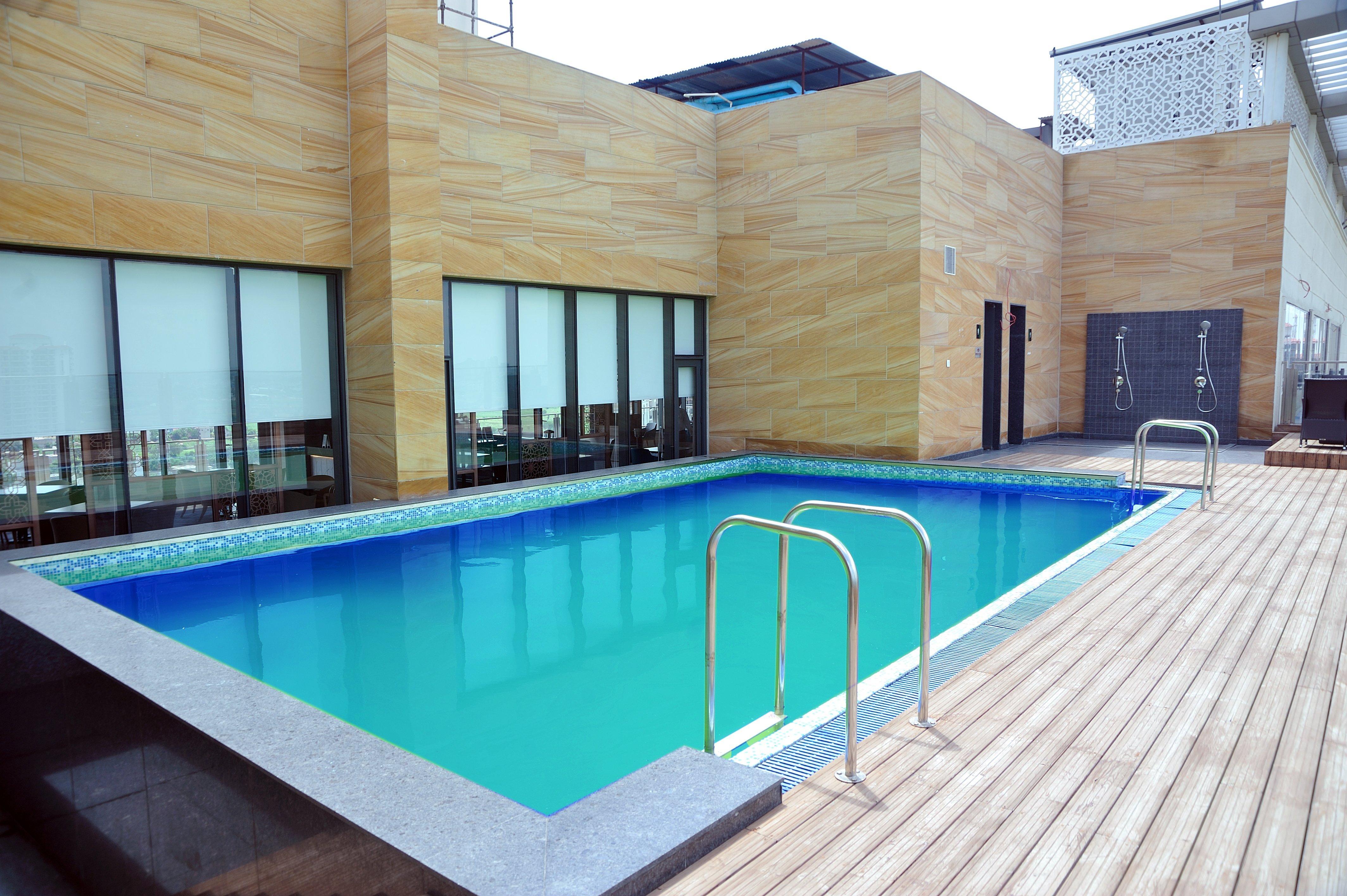 Holiday Inn Gurugram Sector 90 By Ihg Gurgáon Kültér fotó Swimming pool at the hotel