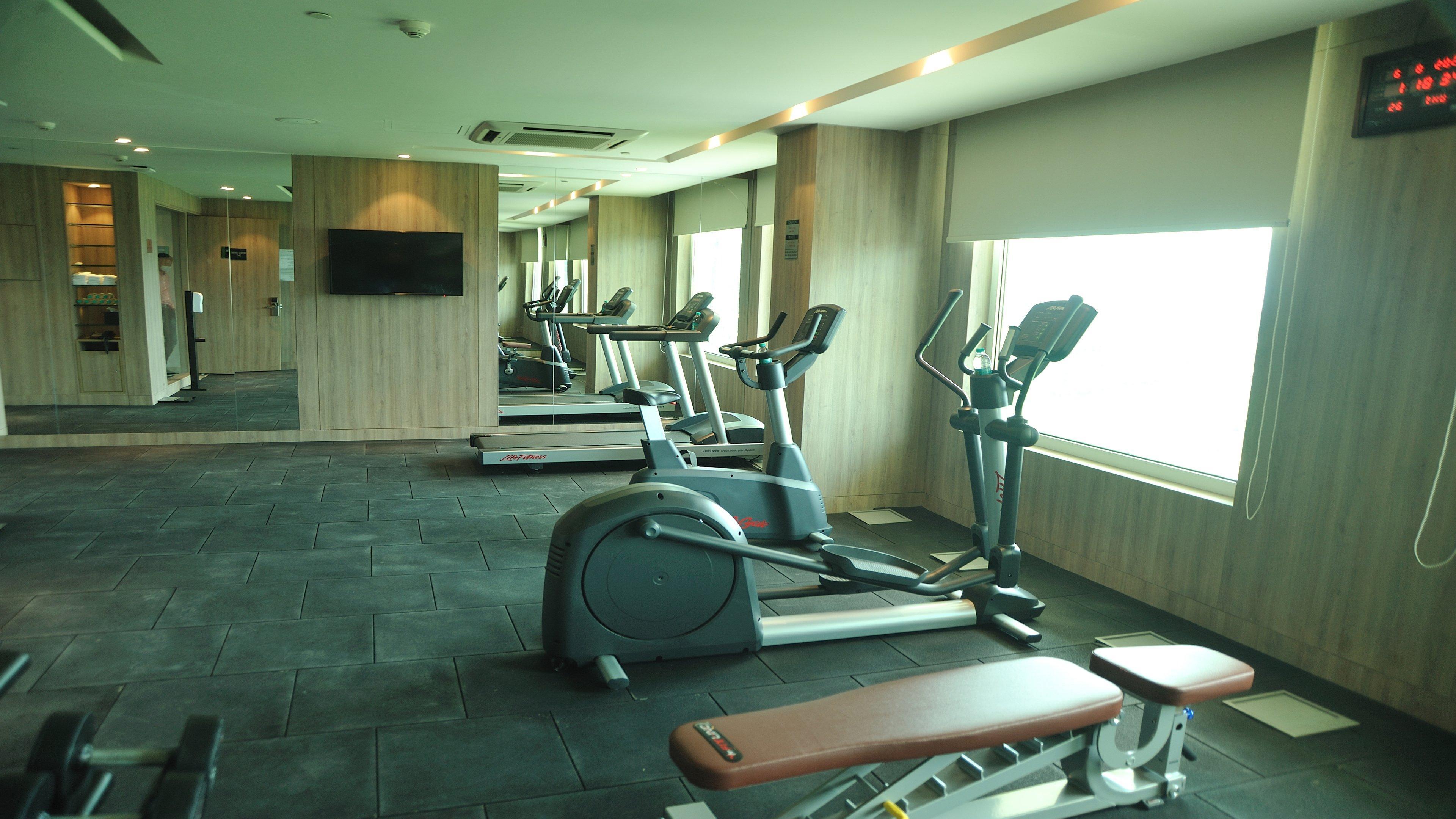 Holiday Inn Gurugram Sector 90 By Ihg Gurgáon Kültér fotó The gym at the hotel