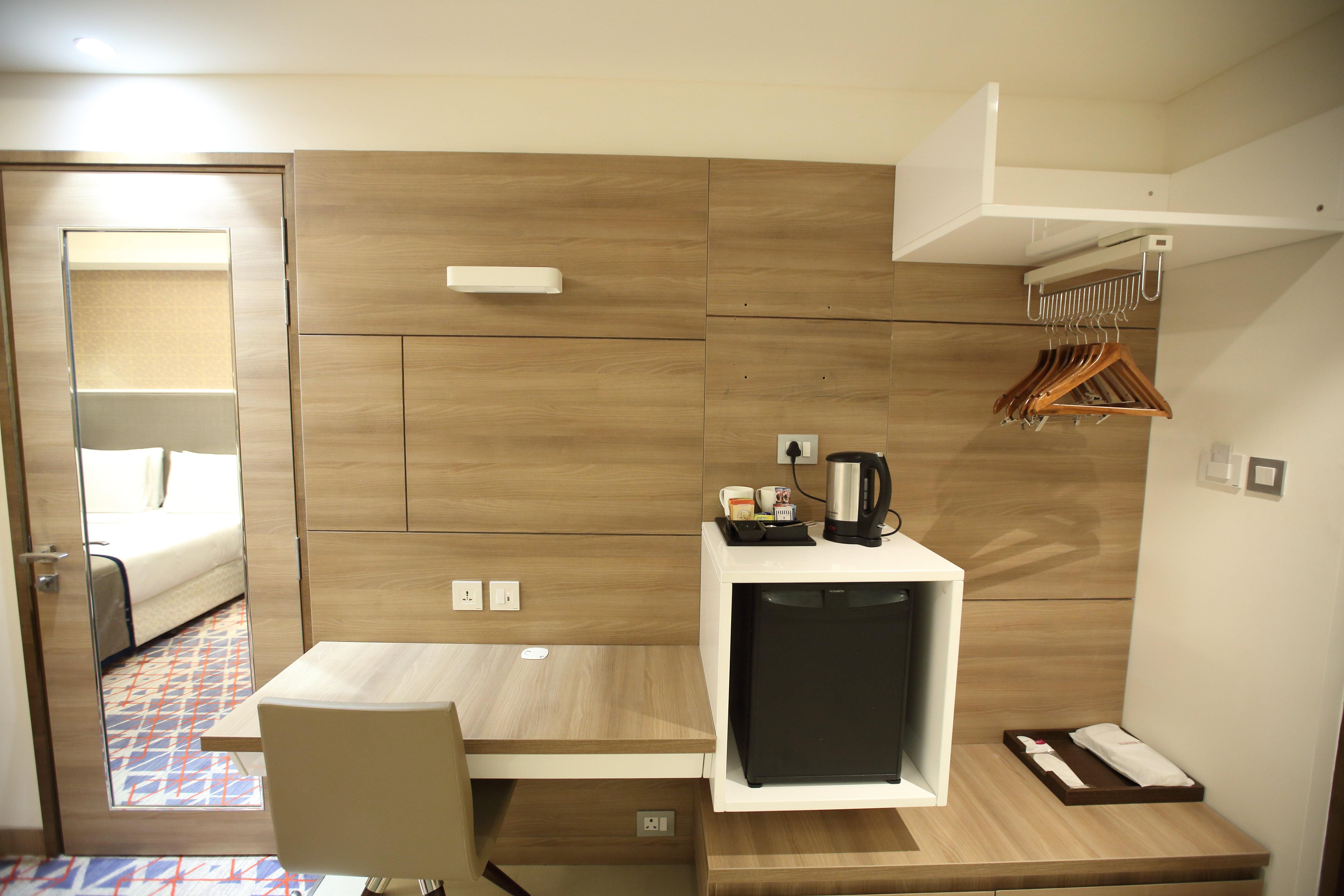 Holiday Inn Gurugram Sector 90 By Ihg Gurgáon Kültér fotó A room at the hotel