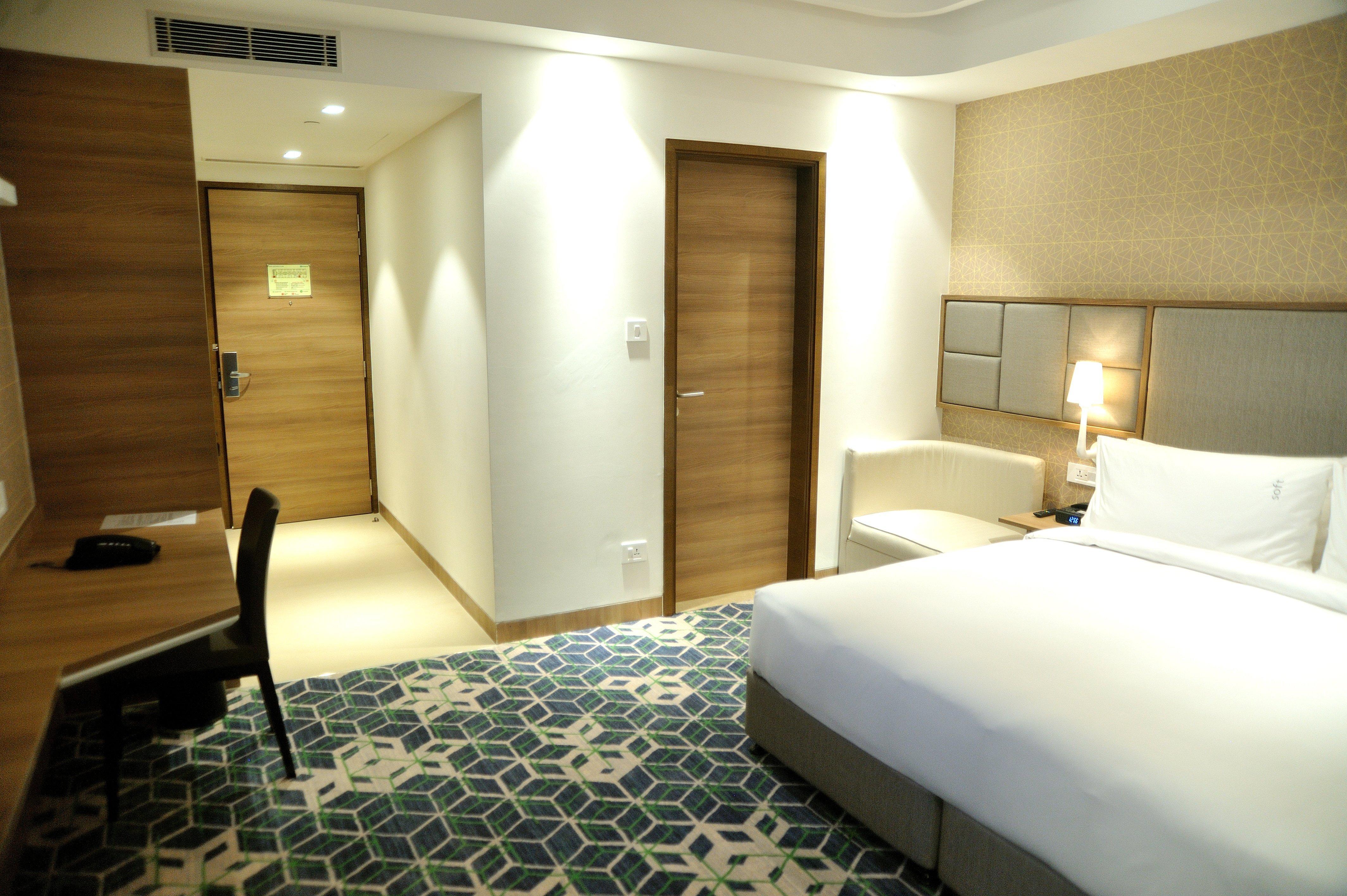 Holiday Inn Gurugram Sector 90 By Ihg Gurgáon Kültér fotó A room at the hotel