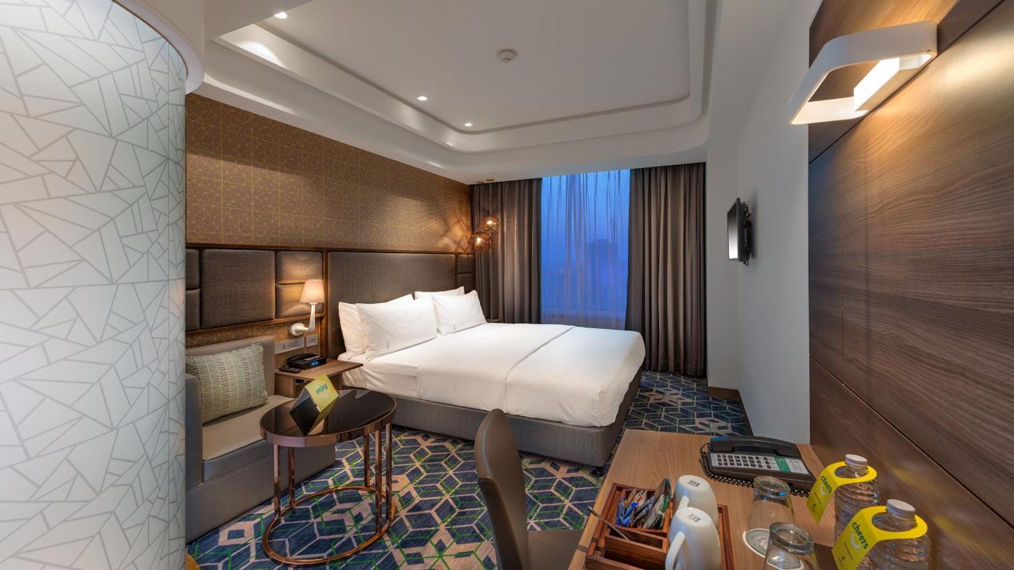 Holiday Inn Gurugram Sector 90 By Ihg Gurgáon Kültér fotó Deluxe Room