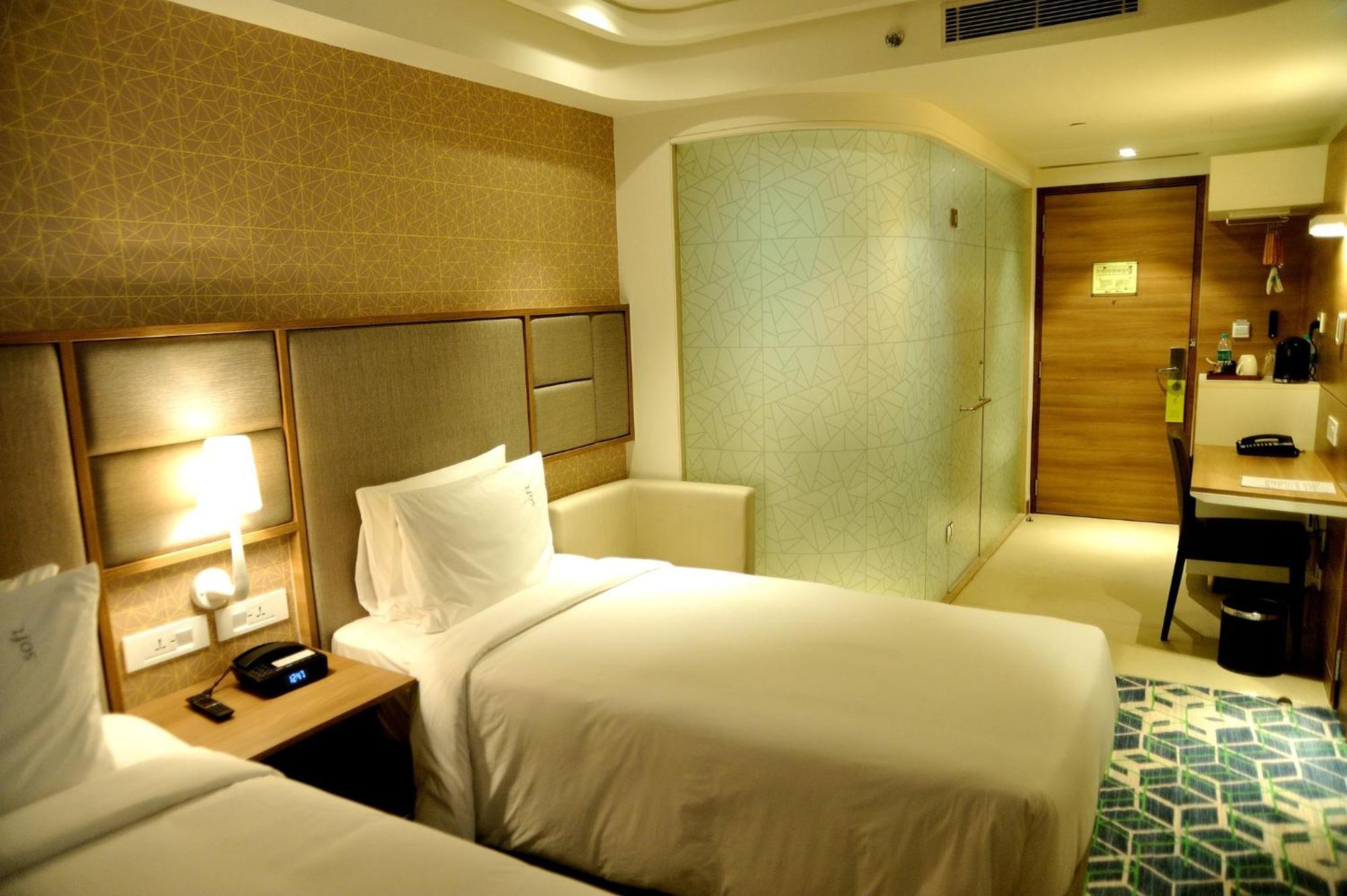 Holiday Inn Gurugram Sector 90 By Ihg Gurgáon Kültér fotó A room at the hotel