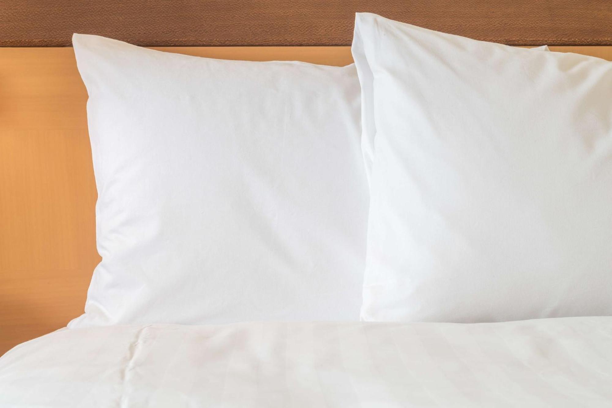 Holiday Inn Gurugram Sector 90 By Ihg Gurgáon Kültér fotó Two pillows on a bed