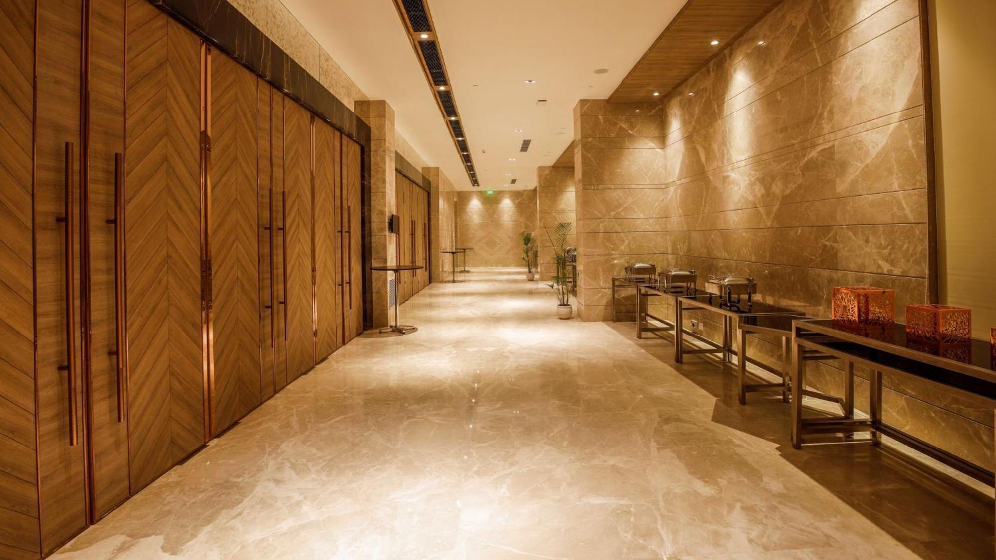 Holiday Inn Gurugram Sector 90 By Ihg Gurgáon Kültér fotó The interior of the hotel