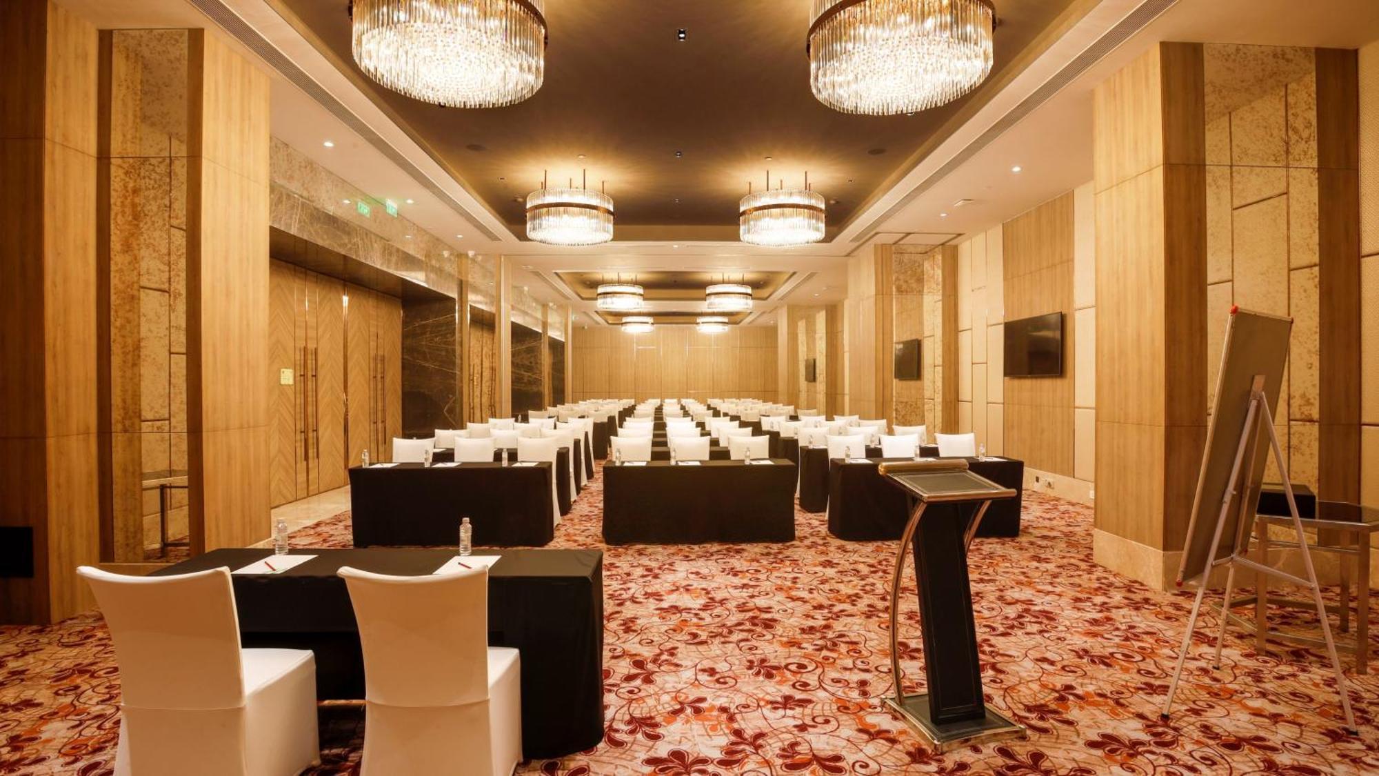 Holiday Inn Gurugram Sector 90 By Ihg Gurgáon Kültér fotó The ballroom