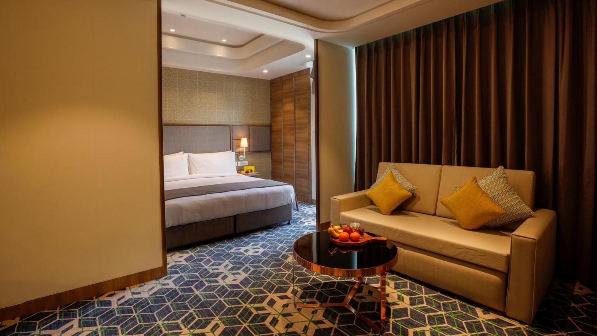 Holiday Inn Gurugram Sector 90 By Ihg Gurgáon Kültér fotó A suite at the hotel