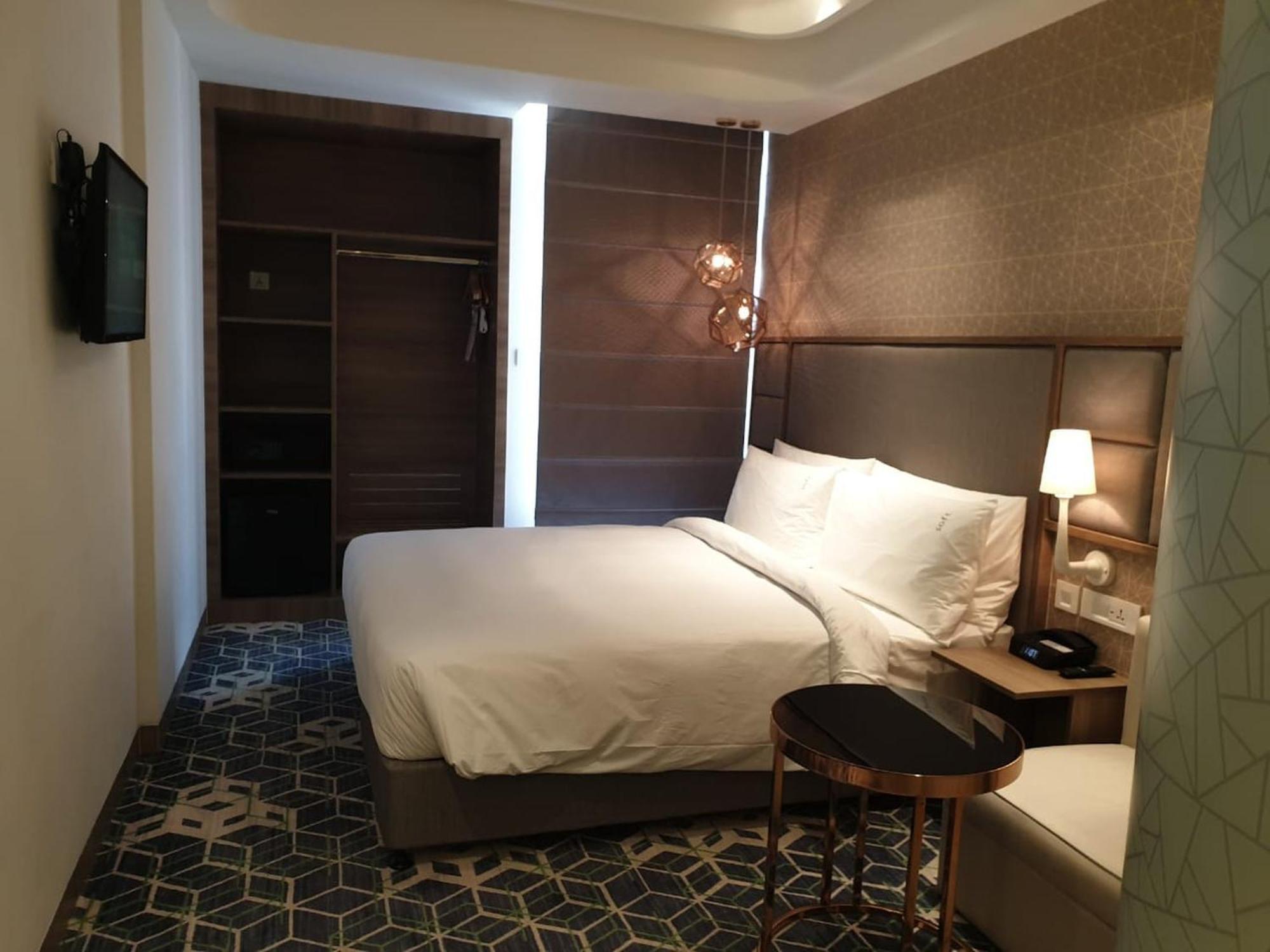 Holiday Inn Gurugram Sector 90 By Ihg Gurgáon Kültér fotó A room at the hotel