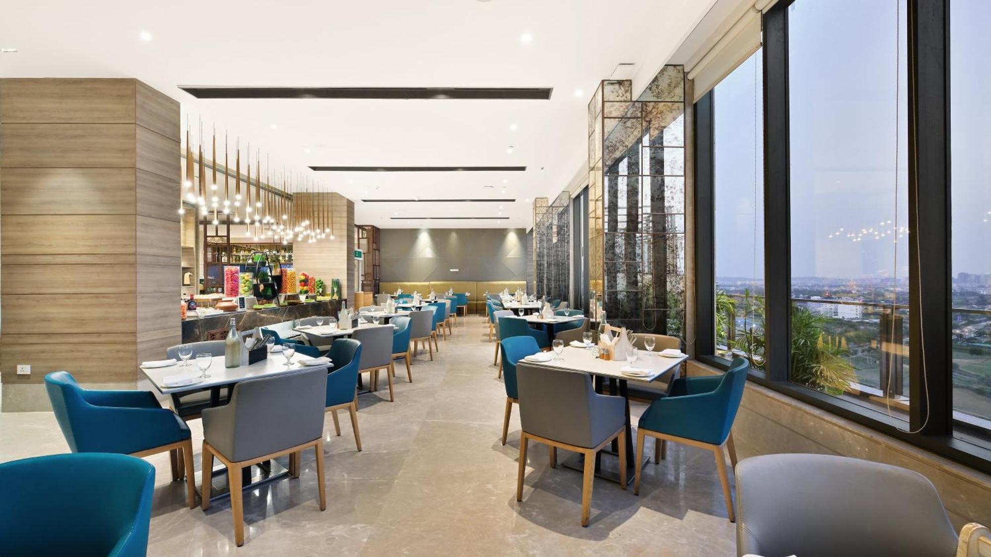 Holiday Inn Gurugram Sector 90 By Ihg Gurgáon Kültér fotó The restaurant