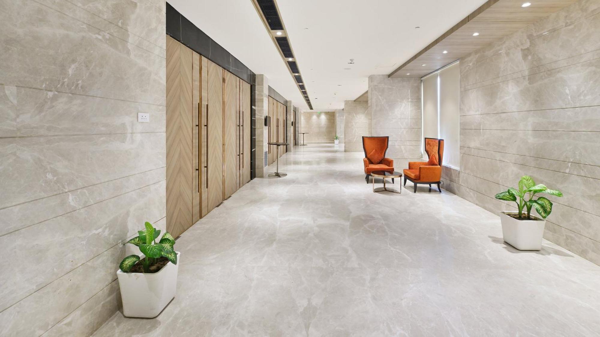 Holiday Inn Gurugram Sector 90 By Ihg Gurgáon Kültér fotó The interior of the hotel