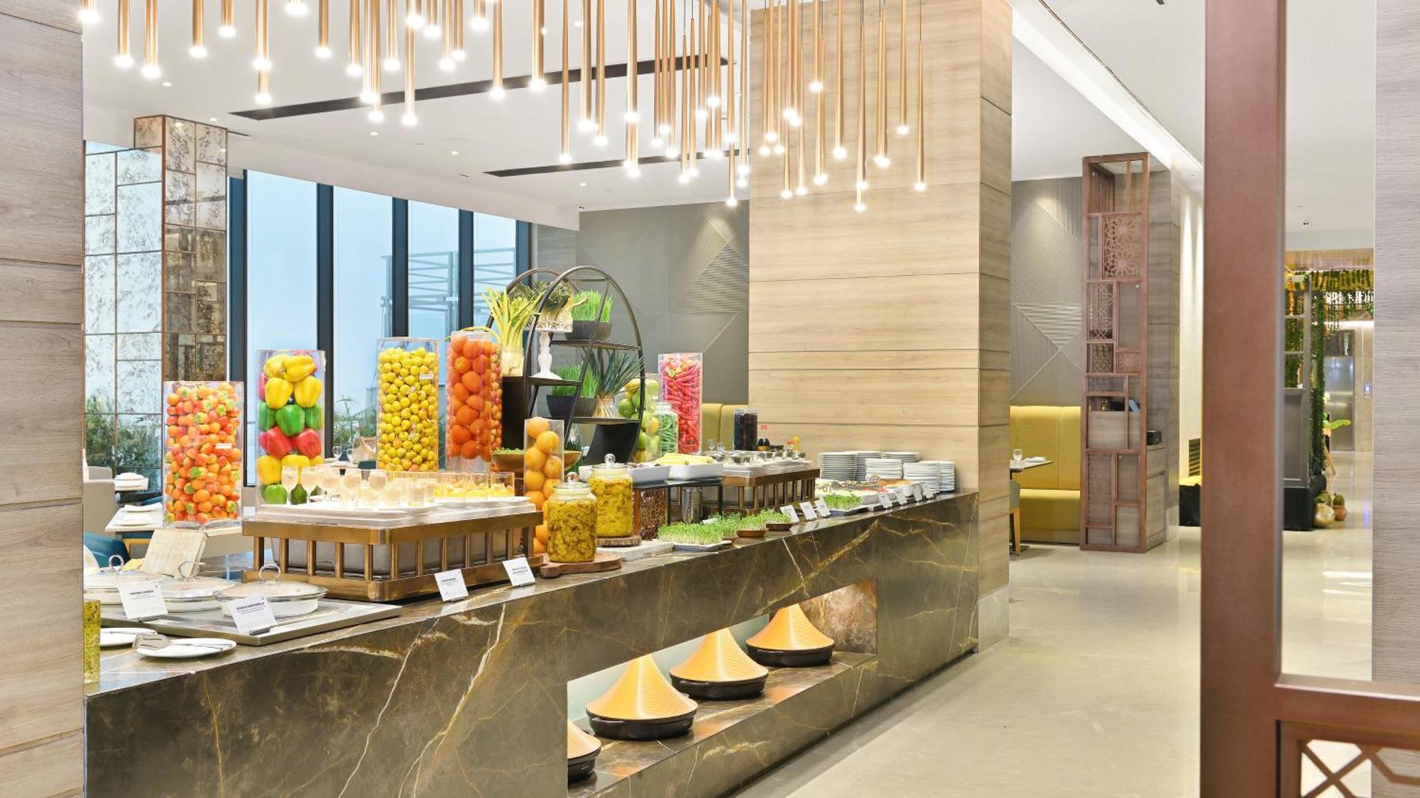 Holiday Inn Gurugram Sector 90 By Ihg Gurgáon Kültér fotó The buffet at the hotel