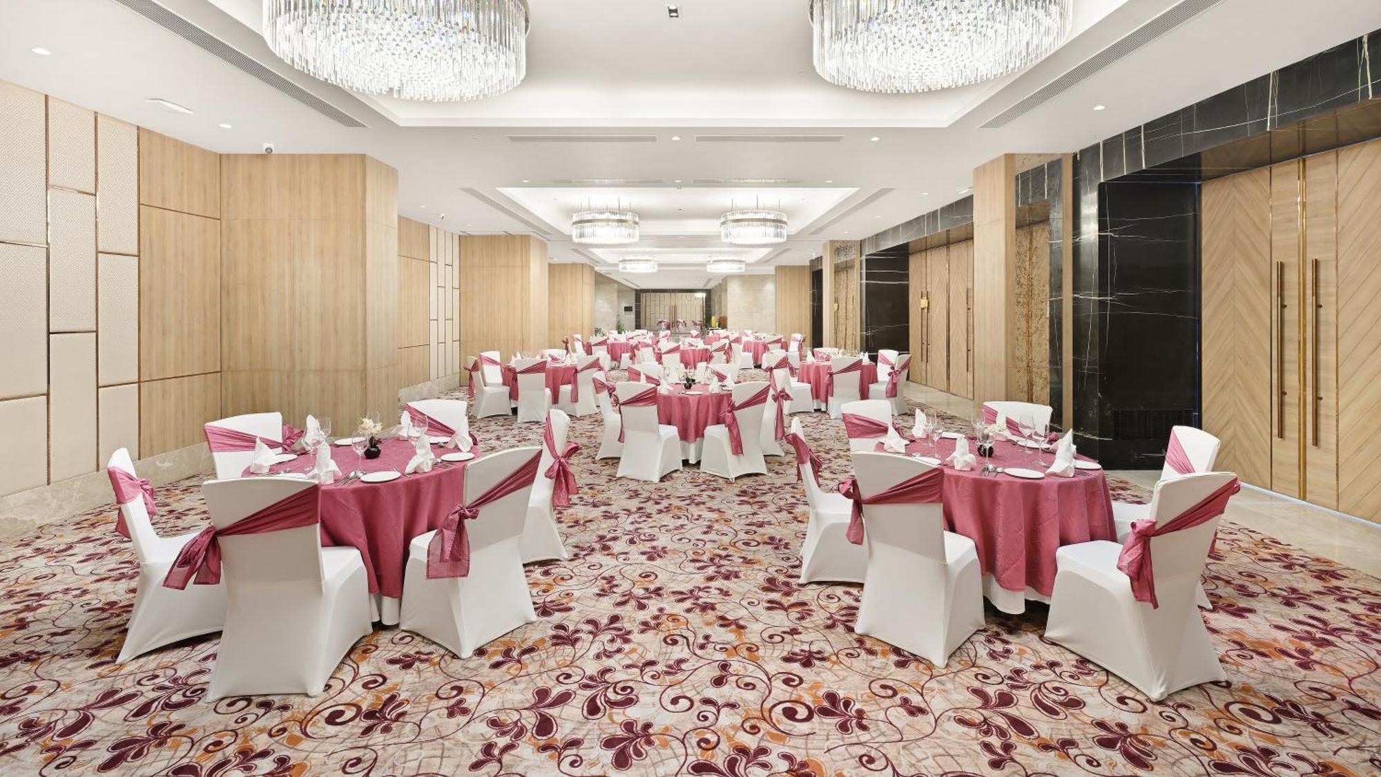 Holiday Inn Gurugram Sector 90 By Ihg Gurgáon Kültér fotó The Grand Ballroom