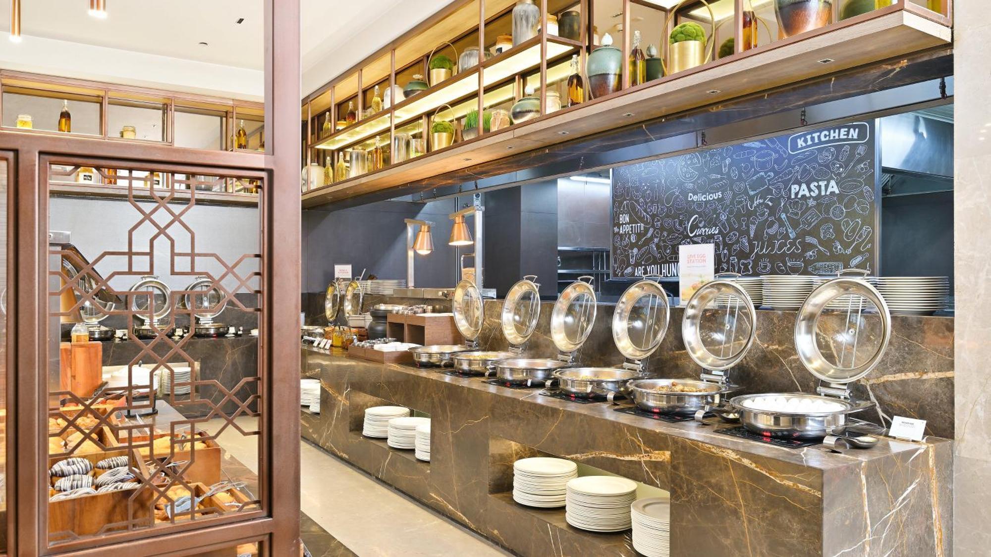 Holiday Inn Gurugram Sector 90 By Ihg Gurgáon Kültér fotó The buffet at the hotel